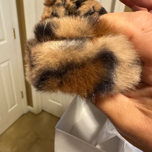 ❤️ BOGO NEW! Leopard Print Faux Fur Slippers - Picture 6 of 8